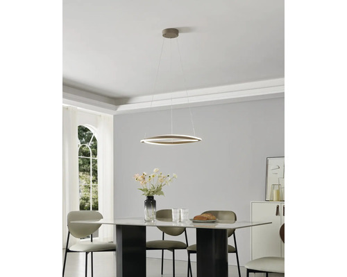 Moderne LED-hanglamp in ringvorm boven een marmeren eettafel in een lichte, minimalistische eetkamer.