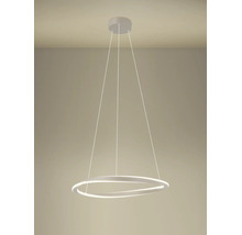 Moderne LED-hanglamp met een lichtgevende ring die aan drie dunne kabels hangt.