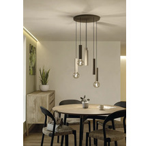 Moderne eetkamer met een hanglamp met vijf lichtpunten boven een ronde houten tafel en stoelen in een minimalistische stijl.