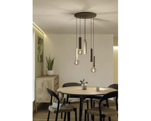 Moderne eetkamer met een hanglamp met vijf lichtpunten boven een ronde houten tafel en stoelen in een minimalistische stijl.