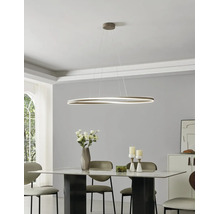 Moderne LED-hanglamp in een lichte, georganiseerde eetkamer boven een marmeren tafel met stoelen en decoratie.