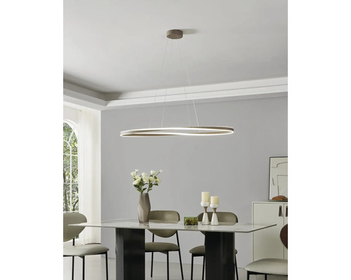 Moderne LED-hanglamp in een lichte, georganiseerde eetkamer boven een marmeren tafel met stoelen en decoratie.