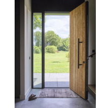 Open houten voordeur met zwarte deurgreep en glaselement, uitzicht op een terras en een groene tuin met bomen.
