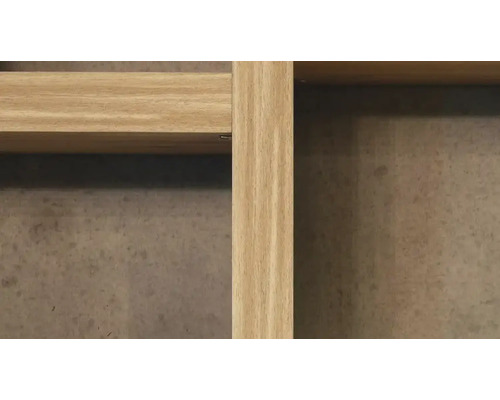Detailopname van een houten constructie met zichtbare houtnerf en hoekverbinding.
