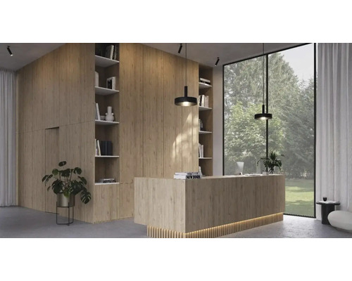 Moderne ontvangstruimte met grote balie in houtlook, kamerhoge wandbekleding, ingebouwde kasten en zwarte hanglampen voor een groot raam.