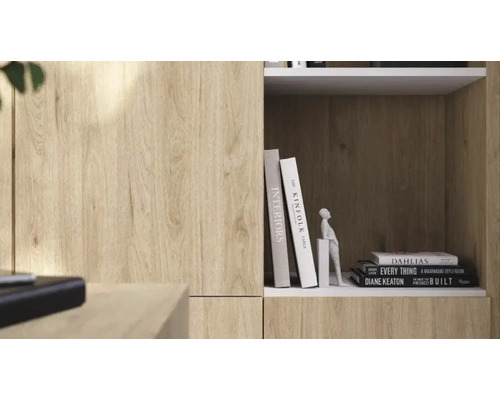 Detailweergave van een kast in eikenlook met een open vak waarin boeken en een decoratief beeldje staan.