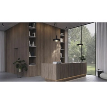 Modern interieur met houten wandpanelen, geïntegreerde planken, bijpassende balie met plintverlichting en zwarte hanglampen.