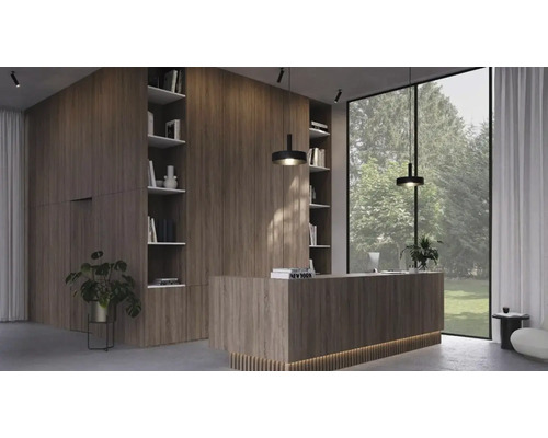 Modern interieur met houten wandpanelen, geïntegreerde planken, bijpassende balie met plintverlichting en zwarte hanglampen.