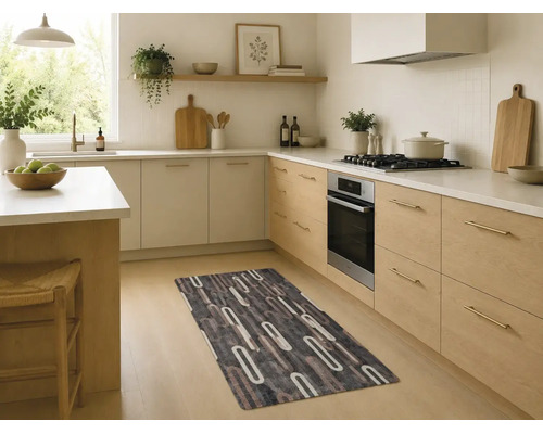 Moderne keukenloper met een abstract ovaal patroon in een lichte keuken met houten kasten en witte werkbladen.
