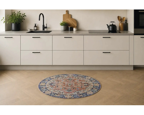Rond keukentapijt met oosters patroon in een lichte, moderne keuken met houten vloer.