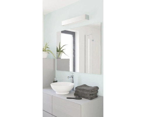 Moderne badkamer met een witte opzetwastafel, een grote rechthoekige spiegel en een LED-spiegelverlichting.