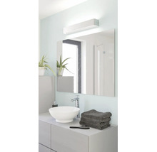 Moderne, lichte badkamer met witte opzetwastafel, chromen kraan, grote rechthoekige spiegel en led-spiegelarmatuur.