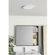 Moderne badkamer met spiegelkast, open rek, witte wastafel, chromen kraan en ronde plafondlamp.
