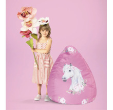 Kind naast een zitzak met paardenprint en bloemenmotief.