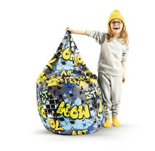 Zitzak met graffiti-patroon en baksteenlook, met een kind ernaast.