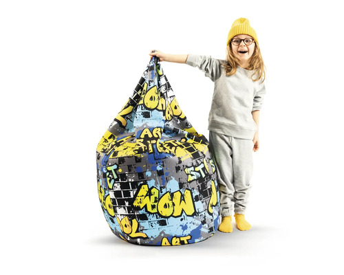 Zitzak met graffiti-patroon en baksteenlook, met een kind ernaast.