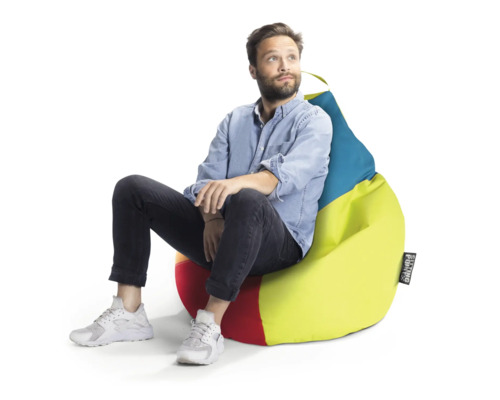 Een man zit op een kleurrijke zitzak met handgreep en Sitting Point Logo.