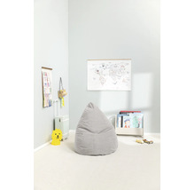 Een lichte, georganiseerde kinderkamer met een druppelvormige zitzak, een wereldkaart aan de muur en een kleine boekenkast.