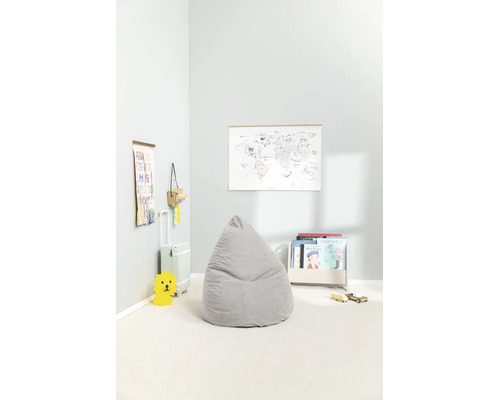 Een lichte, georganiseerde kinderkamer met een druppelvormige zitzak, een wereldkaart aan de muur en een kleine boekenkast.