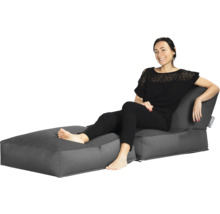 Tweedelige zitzak loungeset bestaande uit een fauteuil met rugleuning en bijpassende hocker, waarop een vrouw zit.