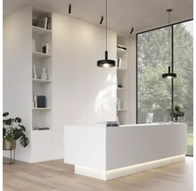 Lichte, moderne ontvangstruimte met een witte balie, twee zwarte hanglampen en kamerhoge witte kasten in minimalistisch design.