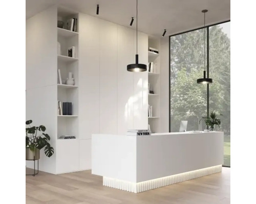 Lichte, moderne ontvangstruimte met een witte balie, twee zwarte hanglampen en kamerhoge witte kasten in minimalistisch design.