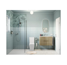 Moderne, lichte badkamer met inloopdouche, wit toilet, houten wastafelonderkast en ovale spiegel.