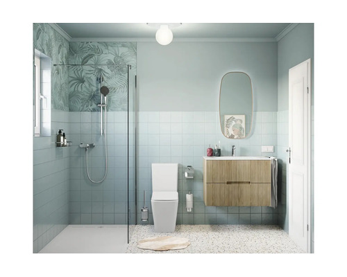 Moderne, lichte badkamer met inloopdouche, wit toilet, houten wastafelonderkast en ovale spiegel.