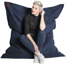 Grote zitzak van textiel met Big Foot Logo, waarop een vrouw zit.