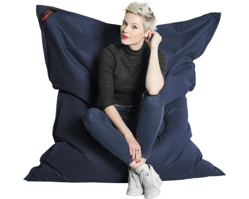 Grote zitzak van textiel met Big Foot Logo, waarop een vrouw zit.
