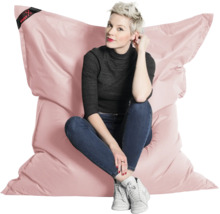 Grote roze zitzak met een persoon die erop zit. Comfortabel zitkussen voor in huis.