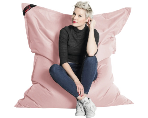 Grote roze zitzak met een persoon die erop zit. Comfortabel zitkussen voor in huis.