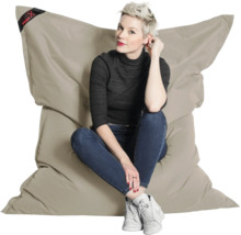 Grote beige zitzak met een zittende vrouw, Big Foot Logo.
