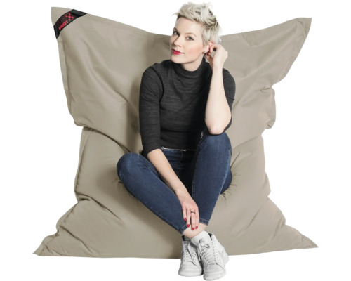 Grote beige zitzak met een zittende vrouw, Big Foot Logo.