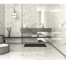 Moderne badkamer met wand- en vloertegels in marmerlook, een grijs wastafelmeubel en een accentmuur met ribbelstructuur.