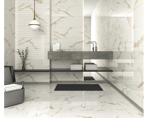 Moderne badkamer met wand- en vloertegels in marmerlook, een grijs wastafelmeubel en een accentmuur met ribbelstructuur.