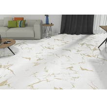 Lichte woonkamer met vloertegels in marmerlook met gouden aders, grijze bank en houten tafel.