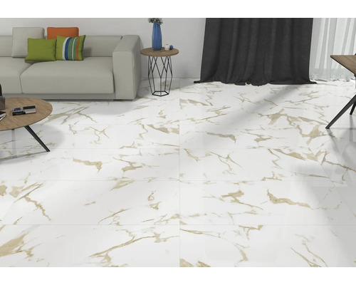 Lichte woonkamer met vloertegels in marmerlook met gouden aders, grijze bank en houten tafel.
