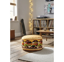 Ronde zitzak met hamburgeropdruk in een moderne kamer met houten vloer, platenkast, skateboard en lichtsnoer.