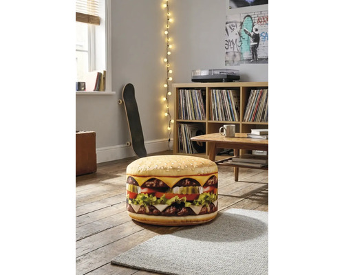 Ronde zitzak met hamburgeropdruk in een moderne kamer met houten vloer, platenkast, skateboard en lichtsnoer.