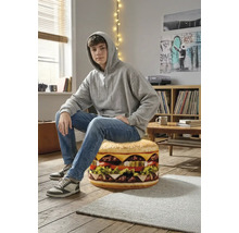Een tiener zit op een ronde zitzak in de vorm van een hamburger in een lichte kamer met houten vloer.