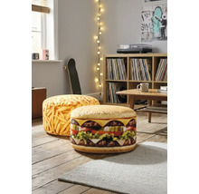 Twee ronde vloerkussens met hamburger- en patatmotief in een lichte woonkamer op een houten vloer naast een kast.