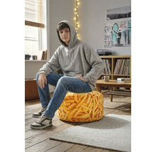 Tiener zit op een ronde zitzak met een realistische patatprint in een modern ingerichte kamer met houten vloer.
