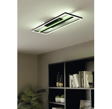 Moderne, rechthoekige LED-plafondlamp met zwart frame, gemonteerd aan het plafond in een minimalistische kamer.