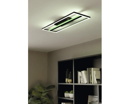 Moderne, rechthoekige LED-plafondlamp met zwart frame, gemonteerd aan het plafond in een minimalistische kamer.