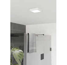 Vierkante LED-plafondlamp in een moderne badkamer boven een glazen douchewand met zwart beslag en donkergrijze wandtegels.