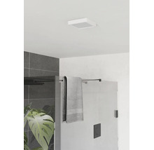 Moderne badkamer met vierkante plafondlamp, glazen douchewand met zwart beslag, grijze handdoek en donkere wandtegels.