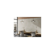 Moderne eetkamer met grootformaat wandtegels, ronde tafels met geribbelde poten en hangende pendellampen.