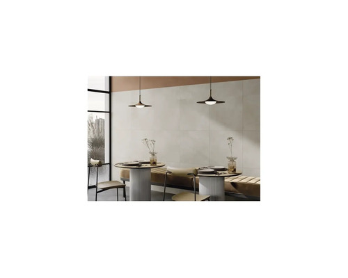 Moderne eetkamer met grootformaat wandtegels, ronde tafels met geribbelde poten en hangende pendellampen.