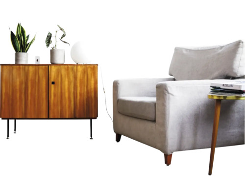Woonkamerinrichting met een houten dressoir, een lichtgrijze fauteuil, een bijzettafel, kamerplanten en een witte bolvormige lamp.